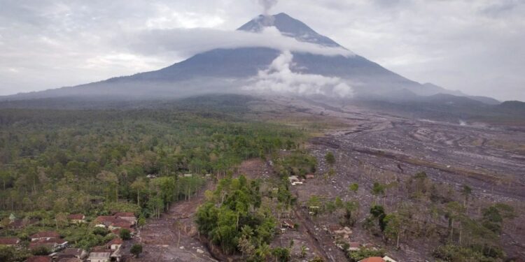 Pas shpërthimit të vullkanit Semeru, qeveria indoneziane ka arritur të evakuojë me sukses 170 alpinistët e ngelur në mal.
