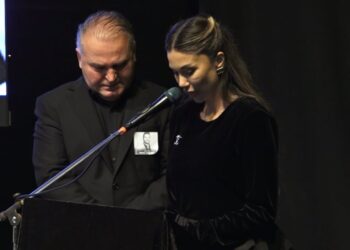 “Pas shumë fjalësh të pathëna”/ Adelina Tahiri në emocion gjatë homazheve për Shpat Kasapin: Sot, ti je mes engjëjve duke kënduar