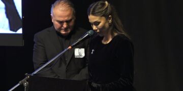 “Pas shumë fjalësh të pathëna”/ Adelina Tahiri në emocion gjatë homazheve për Shpat Kasapin: Sot, ti je mes engjëjve duke kënduar