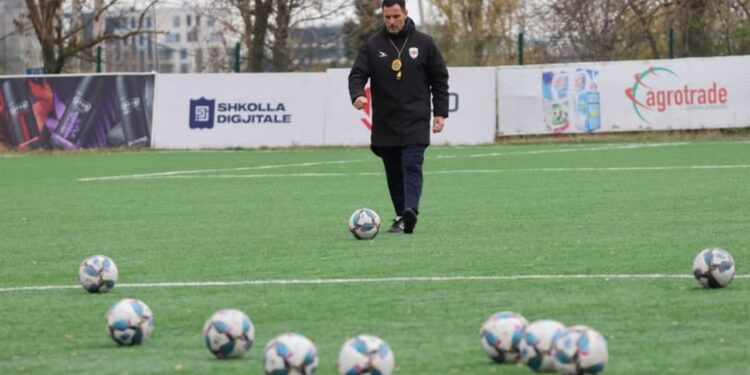 Pas triumfit në Kupë dhe kualifikimit për Europë, drejtuesit e klubit të kryeqytetit vendosin të shkarkojnë trajnerin.