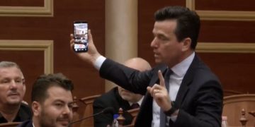 Peleshi përjashton deputetin Agron Shehaj nga seanca, i cili transmeton live. Balluku: Politika nuk bëhet përmes Facebook-ut.