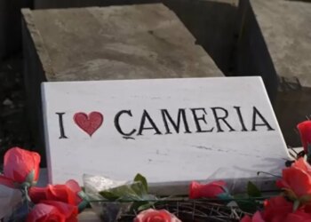 Përkujtimi i Dita e Çlirimit në varrezat çame/ Qytetarët dhe përfaqësuesit e shoqatës Çamëria nderojnë kujtimin e të rënëve në Kllogjer.