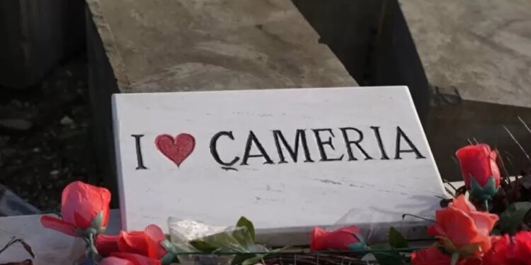 Përkujtimi i Dita e Çlirimit në varrezat çame/ Qytetarët dhe përfaqësuesit e shoqatës Çamëria nderojnë kujtimin e të rënëve në Kllogjer.