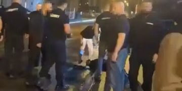 Përleshje mes shqiptarëve në një klub nate në Zvicër, roja i sigurisë dëmtohet nga thika.