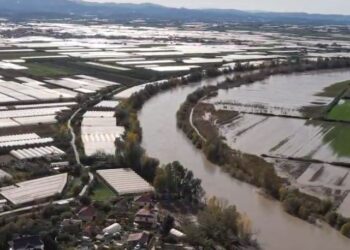 Përmbytjet në Goriçan të Dimalit/ Top Channel publikon pamje me dron, serrat të mbuluara nga uji për pesë ditë.