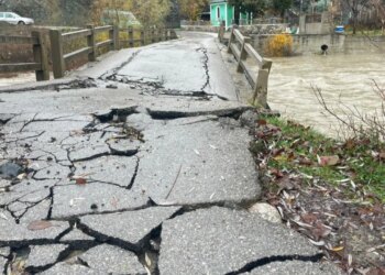 Përmbytjet shkaktojnë dëme në urë, 10 fshatra në Kolonjë mbesin të bllokuar, banorët organizojnë protestë.