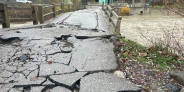 Përmbytjet shkaktojnë dëme në urë, 10 fshatra në Kolonjë mbesin të bllokuar, banorët organizojnë protestë.