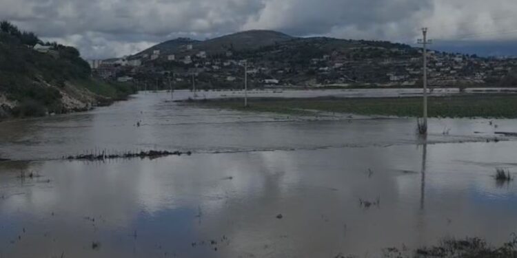 Përmbytjet shkaktojnë dëme të mëdha/ Uji fillon të tërhiqet në disa vende, por pasoja të rënda për qindra familje vazhdojnë.