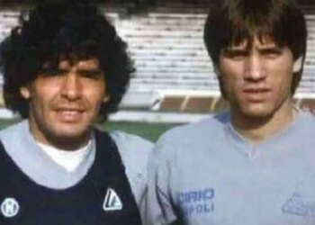 Pesë vjet pas ndarjes nga jeta të Maradonës, ish-shoku i legjendës argjentinase tregon: Policia na ndali për të marrë foto me Diegon, ai më shpëtoi jetën.