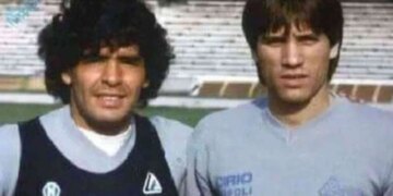 Pesë vjet pas ndarjes nga jeta të Maradonës, ish-shoku i legjendës argjentinase tregon: Policia na ndali për të marrë foto me Diegon, ai më shpëtoi jetën.
