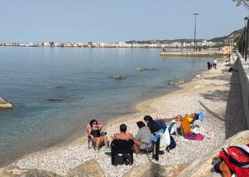 Plazh në Vlorë gjatë nëntorit, banorët shijojnë detin dhe rrezet e diellit. Temperaturat e ngrohta vazhdojnë të mbizotërojnë.