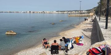 Plazh në Vlorë gjatë nëntorit, banorët shijojnë detin dhe rrezet e diellit. Temperaturat e ngrohta vazhdojnë të mbizotërojnë.