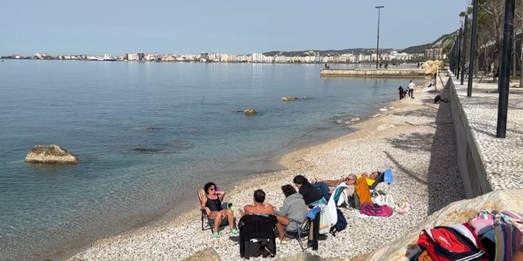 Plazh në Vlorë gjatë nëntorit, banorët shijojnë detin dhe rrezet e diellit. Temperaturat e ngrohta vazhdojnë të mbizotërojnë.