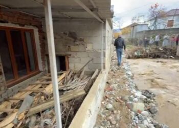 Pogradec: Dy shtëpi përmbyten pjesërisht, banorët kërkojnë ndihmë për strehim të menjëhershëm.
