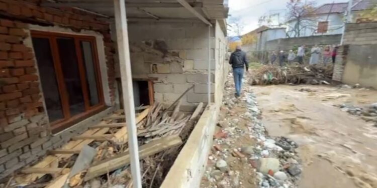 Pogradec: Dy shtëpi përmbyten pjesërisht, banorët kërkojnë ndihmë për strehim të menjëhershëm.