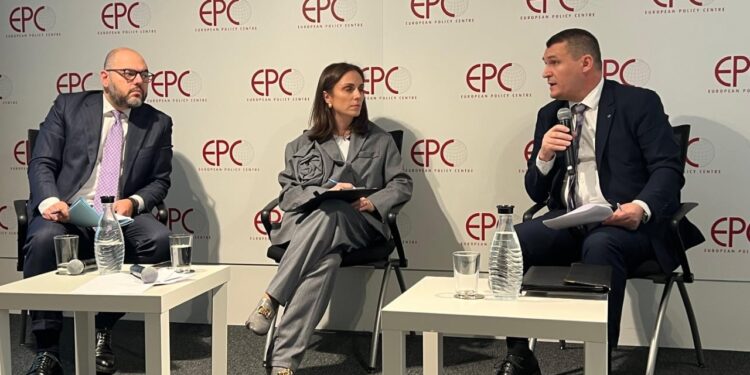 “Politika dhe krimi na kërcënojnë”/ Dumani në Bruksel: Prokurorët e SPAK janë të gatshëm për...