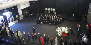 "Politikani i parë i persekutuar në demokraci", Gramoz Ruçi e ndan lamtumirën e fundit me Nanon: U tërhoq pas humbjes në zgjedhjet e para.