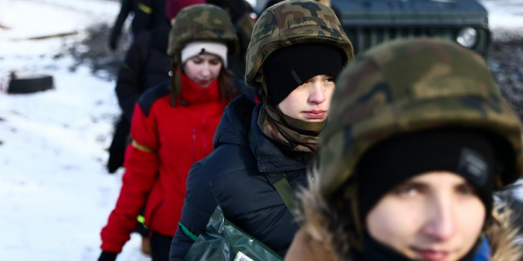 Polonia fillon përgatitjet ushtarake për fëmijët, punëtorët dhe pensionistët në përgjigje të kërcënimit rus, me rezervime që do të realizohen përmes një aplikacioni.