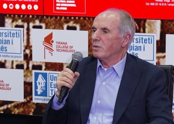 Preç Zogaj refleksionet mbi fillimet e pluralizmit në veprën e tij: Kujtimet e Dhjetorit 1990 tregojnë se procesi nuk ishte plotësisht i shëndetshëm.