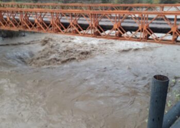 Probleme të rënda në Gramsh, shi i fortë dëmton strukturën e urës së Shëmrizës.