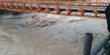 Probleme të rënda në Gramsh, shi i fortë dëmton strukturën e urës së Shëmrizës.