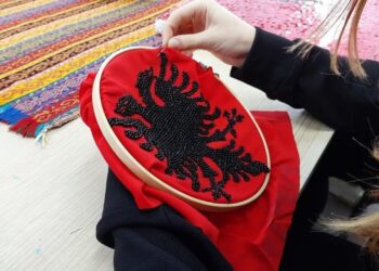 Programi Art dhe Zeje, Rama shpërndan fotografi para festave të nëntorit: Fëmijët i japin jetë gjithçkaje me duar e tyre.