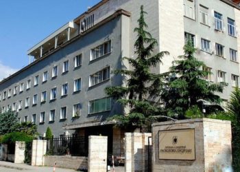 Prokuroria e Vlorës konfiskon pasuri prej 2 milion eurosh, përfshirë apartamente, prona, dyqane dhe automjete, të një individi.