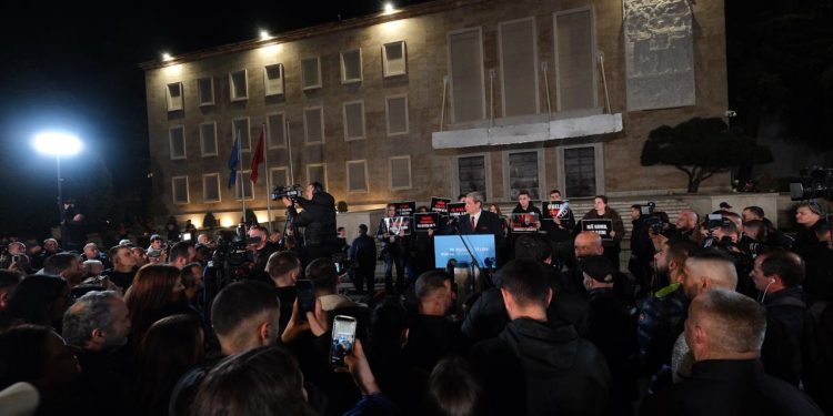 Protesta e Partisë Demokratike para Kryeministrisë/ Berisha e quajti ‘Foltore 2’ dhe zbulon qëllimin e saj.
