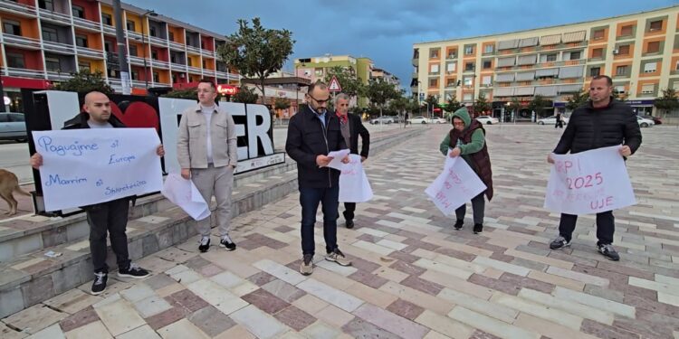 Protesta e aktivistëve dhe banorëve në Fier për çështjen e ujit të pijshëm