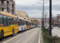 Protesta e dytë e punonjësve të transportit publik në Prishtinë vazhdon, sfidojnë Policinë: Asnjë autobus nuk do të lëvizë.