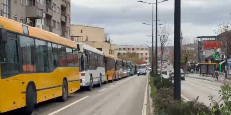 Protesta e dytë e punonjësve të transportit publik në Prishtinë vazhdon, sfidojnë Policinë: Asnjë autobus nuk do të lëvizë.