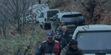 Publikohen pamjet e apartamentit në Orosh, ku janë strehuar dy individë të rrezikshëm, ndërsa RENEA dhe dhjetëra efektivë policie kanë rrethuar zonën.