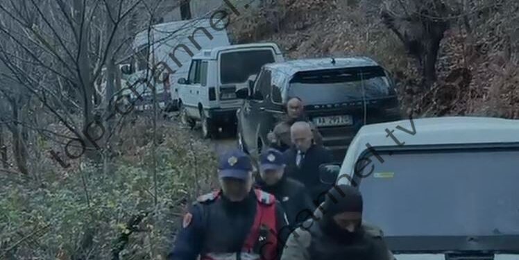 Publikohen pamjet e apartamentit në Orosh, ku janë strehuar dy individë të rrezikshëm, ndërsa RENEA dhe dhjetëra efektivë policie kanë rrethuar zonën.