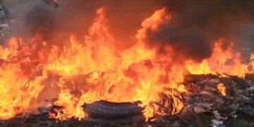 Qindra goma digjen në afërsi të lumit Luma në Kukës, duke krijuar një shtresë të madhe tymi të zi mbi zonë, ndërsa autoritetet nuk janë të pranishme në terren.