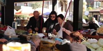 Qiratë kontribuojnë në rritjen e inflacionit, duke arritur në 2.3% në tetor; ndikim i shtuar nga çmimet e ushqimeve.