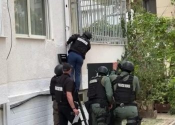 RENEA ndërhyn në Nikël/ Zbulohet arsenal armësh në një apartament