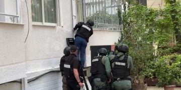 RENEA ndërhyn në Nikël/ Zbulohet arsenal armësh në një apartament