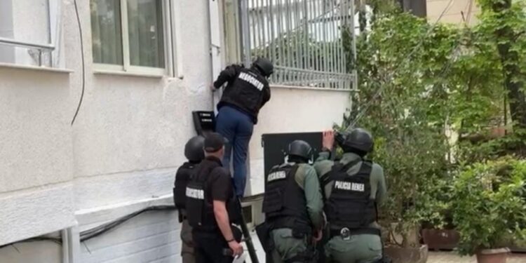 RENEA në ndihmë të shpejtë në Pukë, rrethohet shtëpia ku është i fshehur një person i kërkuar.