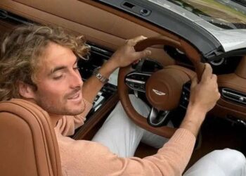 Radarët e shpejtësisë identifikojnë Stefanos Tsitsipas duke udhëtuar me 210 km/orë, tenisti grek ndëshkohet me gjobë dhe i hiqet përkohësisht patenta.
