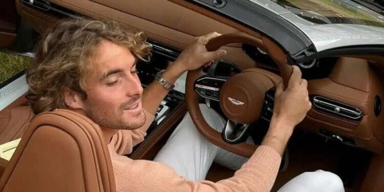 Radarët e shpejtësisë identifikojnë Stefanos Tsitsipas duke udhëtuar me 210 km/orë, tenisti grek ndëshkohet me gjobë dhe i hiqet përkohësisht patenta.