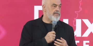 Rama: Gjykata Kushtetuese ta rikthejë në detyrë Erion Veliajn; hapej rruga për zgjedhjet, Tirana ka nevojë për një udhëheqës, Ogerta vazhdon të jetë kandidatja jonë.