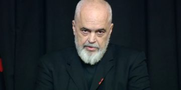 Rama merr pjesë në varrimin e Fatos Nanos: Doja të ishim së bashku si në ato darkat tona, duke diskutuar për ata që të dënuan me burg dhe që kishin qëllim të vrisnin në zyrë.