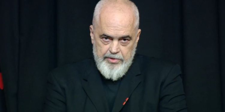 Rama merr pjesë në varrimin e Fatos Nanos: Doja të ishim së bashku si në ato darkat tona, duke diskutuar për ata që të dënuan me burg dhe që kishin qëllim të vrisnin në zyrë.