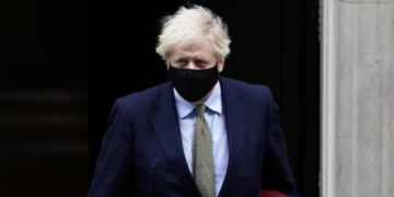 Raporti ndriçon se Boris Johnson shkaktoi 23 mijë vdekje të tjera nga koronavirusi për shkak të vonesës në vendosjen e izolimit.