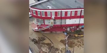 Reshjet e forta të shiut përmbytin Laçin, duke e shndërruar rrugët në ‘lumej’