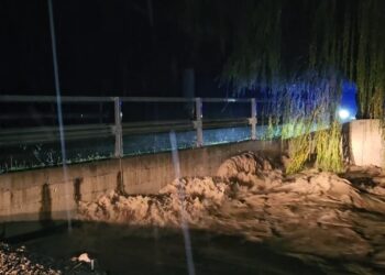 Reshjet e pandërprera në Korçë shkaktojnë daljen e përroit nga shtrati, duke kërcënuar shtëpitë.