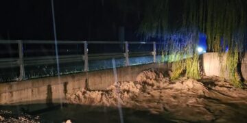 Reshjet e pandërprera në Korçë shkaktojnë daljen e përroit nga shtrati, duke kërcënuar shtëpitë.