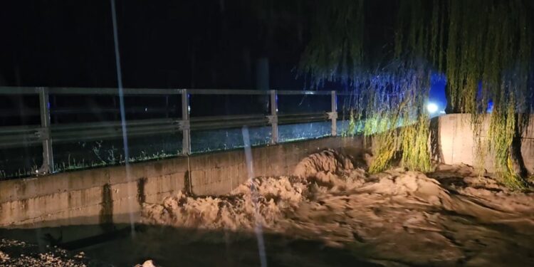 Reshjet e pandërprera në Korçë shkaktojnë daljen e përroit nga shtrati, duke kërcënuar shtëpitë.