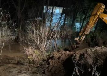 Reshjet e shiut përkeqësojnë gjendjen në Maliq, fshati Sheqeras është në rrezik për përmbytje.