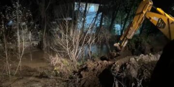 Reshjet e shiut përkeqësojnë gjendjen në Maliq, fshati Sheqeras është në rrezik për përmbytje.